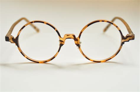 Round Eyeglasses .